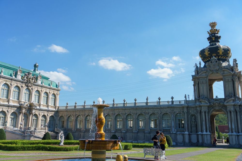 有田焼の魅力を伝える”酒・器のテーマパーク”。ドイツのツヴィンガー宮殿を再現した建物があり、異国情緒溢れるこの景色は、訪れる人々を圧倒する。佐賀県にある「有田ポーセリンパーク」。via:https:www.instagram.com p C_3Kicwvzh6photo by @akiko_o4絶景事典