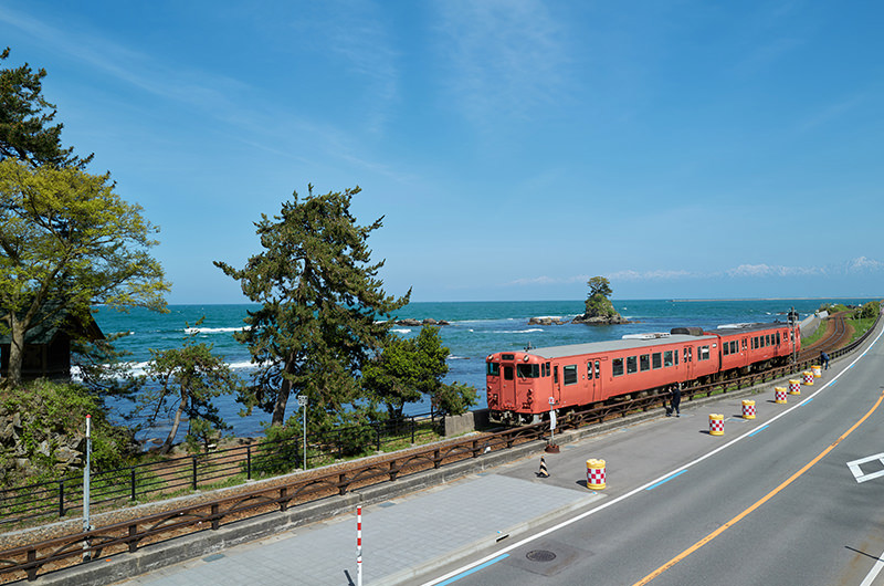 JR氷見線の列車と雨晴海岸女岩 25747018450 の写真・イラスト素材アマナイメージズ