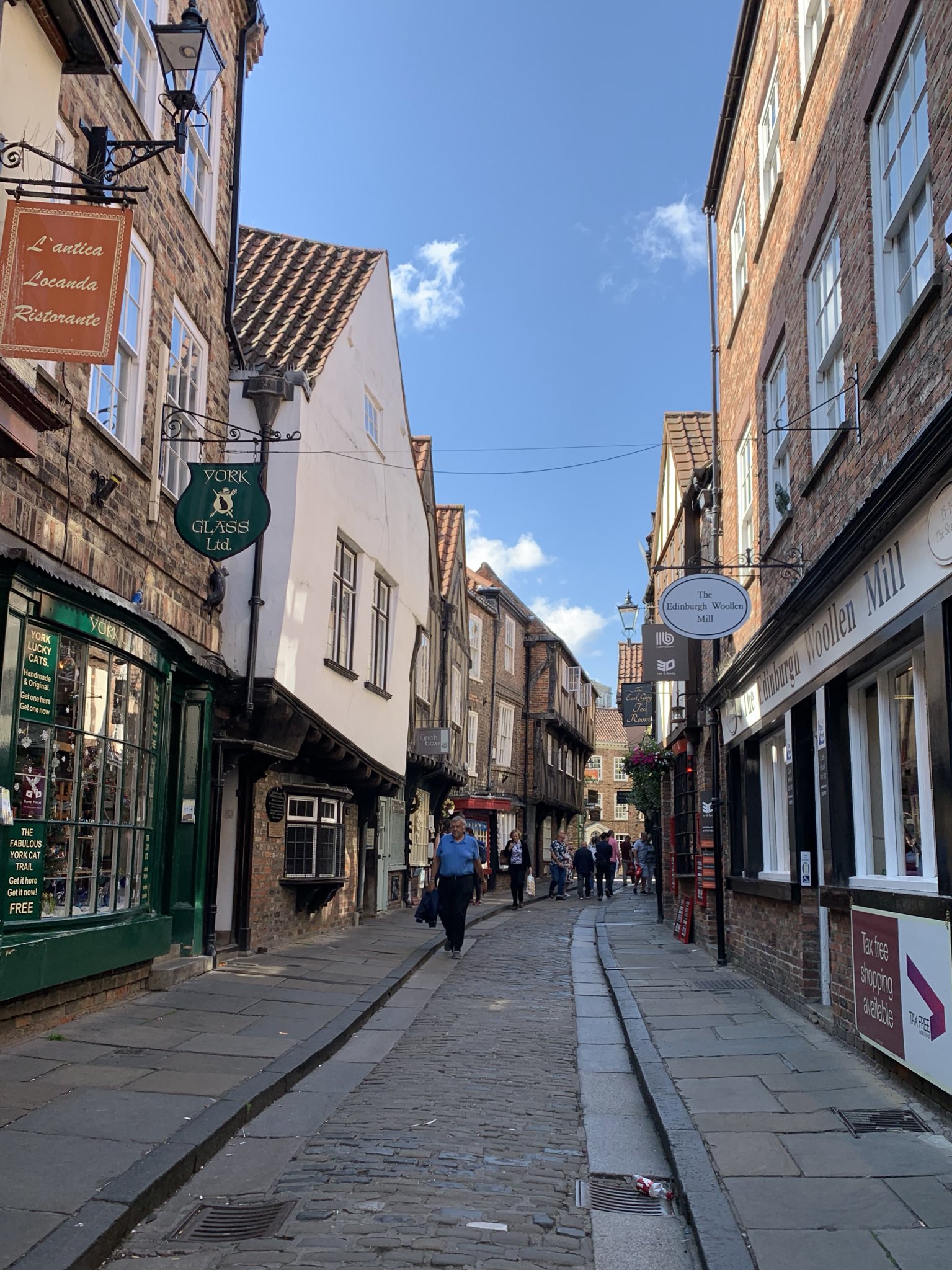 シャンブルズの夜景、ヨークの歴史的な通り、桟橋の床を備えた保存された中世の木造の建物、英国の写真素材・画像素材 Image 192872548