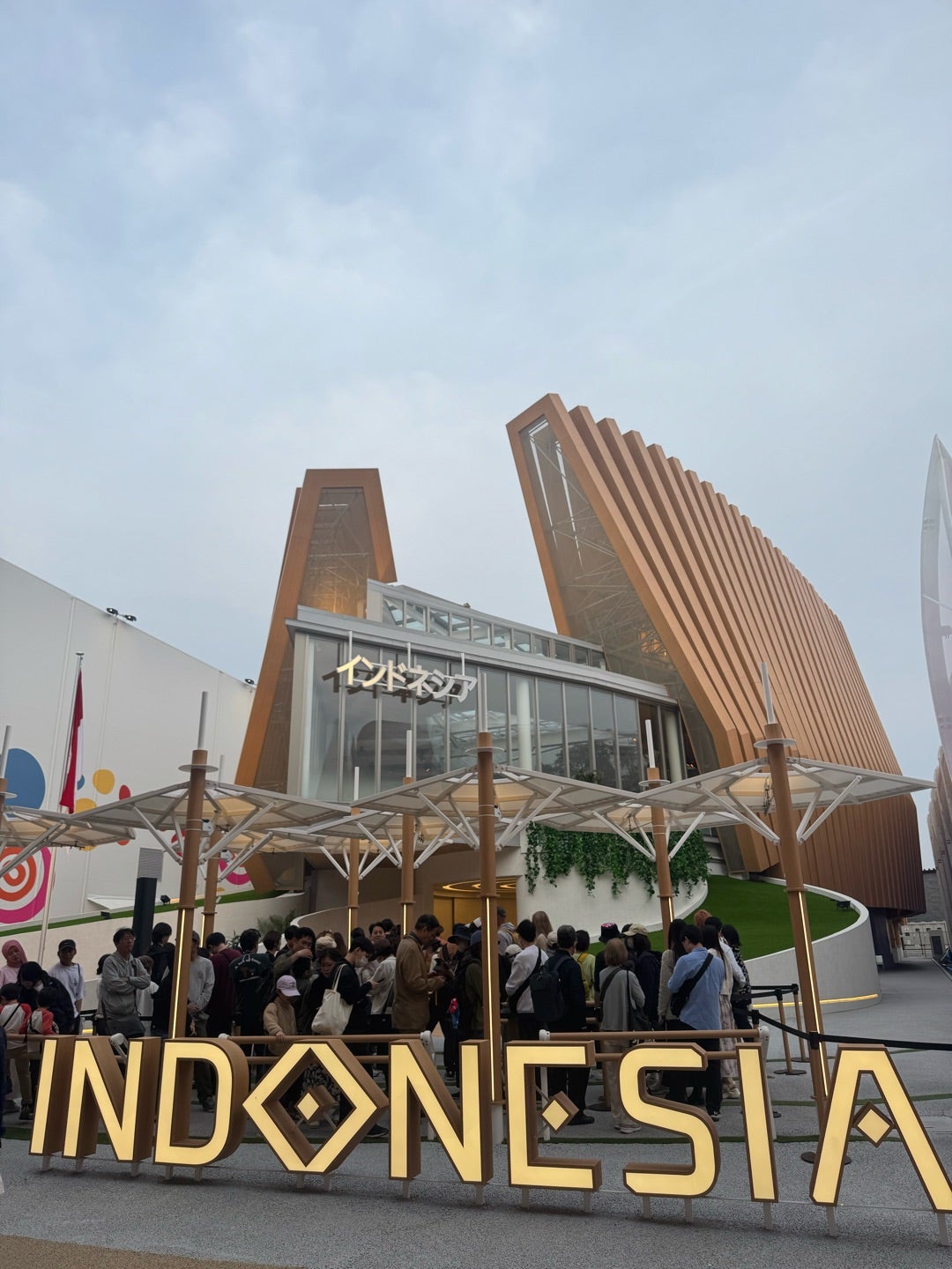 インドネシアパビリオンに行く方ー！ 325万人目の方に超豪華プレゼントがあるそうですよー😆✨️✨️ ✈️ 大阪－ジャカルタ 往復航空券2名様分