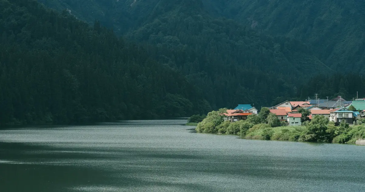 かねやまふれあい広場」から見る秋の大志集落 福島県金山町、10月下旬の写真素材93648973- PIXTA