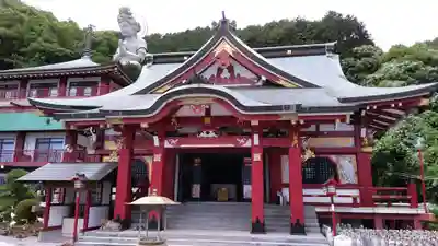 mr_tsubaking静岡県伊東市にある「うさみ観音寺」は、駿河湾を見下ろす高台にある。最上段で存在感を放つのは、座った姿の観音像としては日本一の高さだという大観音。その増高は50メートルだそうだけど、多分ウソ か、下の建物もカウントしてる で、20m弱くらいに