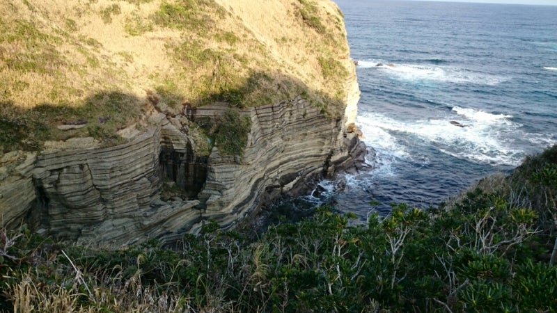 ▪︎▪︎ GW後半は房総勝浦 でファミキャン!鵜原理想郷をプチハイク、崖上から太平洋を一望して、崖下に降りて磯遊びずっとしてました🦀🐟鵜原海岸では息子シュノーケル付けて海開きしました!沖縄かと思うくらいのキレイな 勝浦ブルーの海、透き通ってたな〜✨もう夏だったな