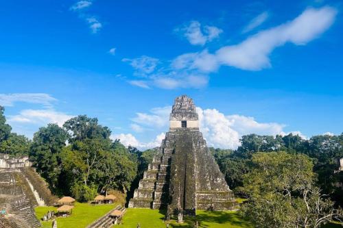 グアテマラのジャングルにあるマヤ遺跡 : r