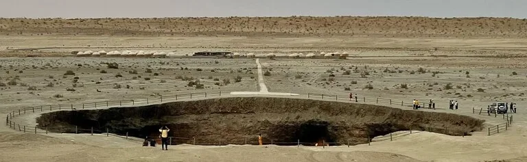 トルクメニスタン「地獄の門」ダルバザ・クレーター 炎は消せるのか -