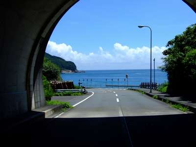 福井県坂井市三国町ふくいインスタLOVEメンバーと嶺北ツアー💕三国町へ 二の浜海岸のトンネル 教えたいけど、教えたくない。お気に入りの映えスポットです💕 ハマダイコンの花が咲く頃もステキですよ🗣