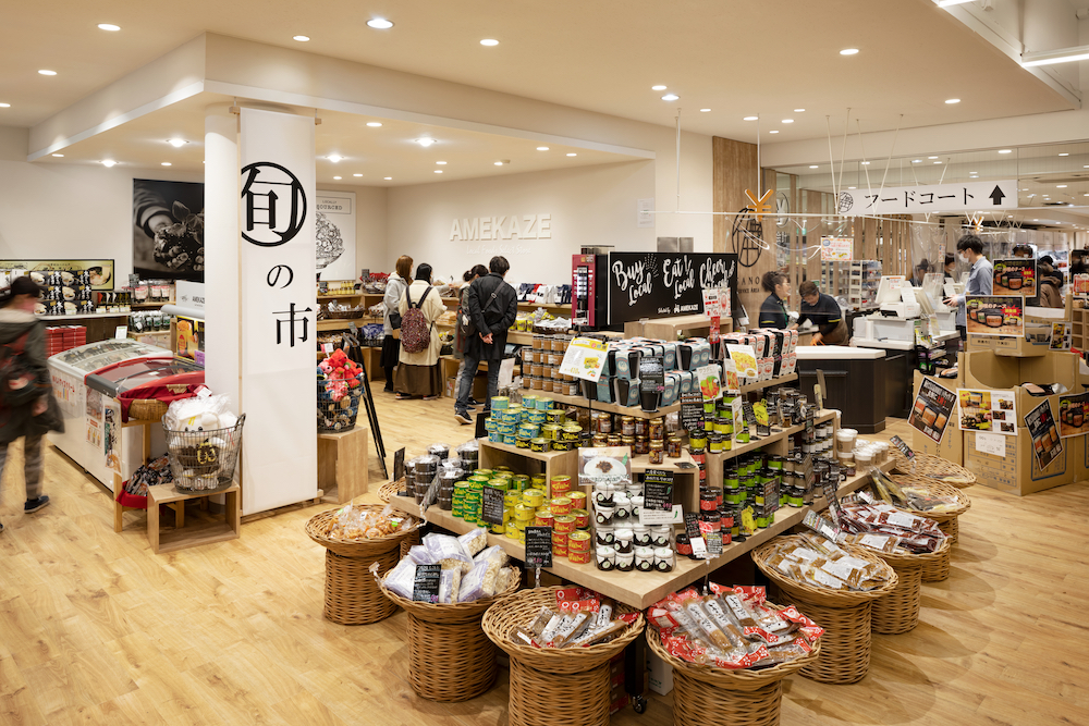 こんにちは😃佐野SA下り線です！ 新商品のご案内です。 栃木県のタウン情報雑誌「もんみや」と、 地元の人気ショップのコラボバッグ！