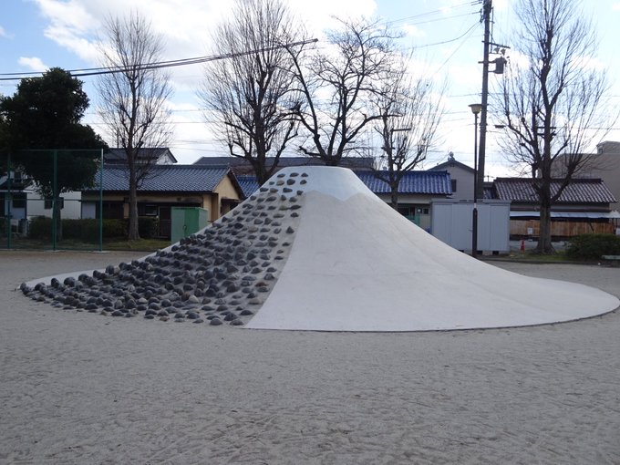 なぜ名古屋に多いのか？公園の「富士山すべり台」を調べまくったサラリーマン - TRiP EDiTOR