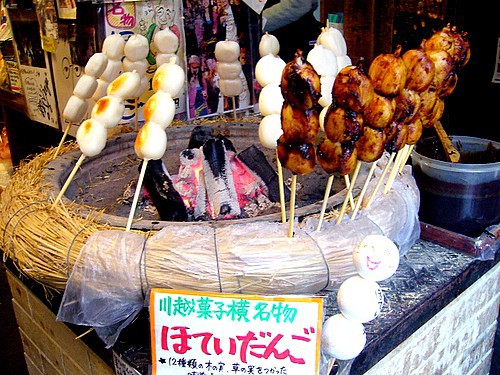 くもじい「川越の菓子屋横丁に行ってきたぞ」 くもみ 「ずいぶんシブいお土産ですね」 くもじい「この原色丸出しの組み合わせが、そそるんじゃ」