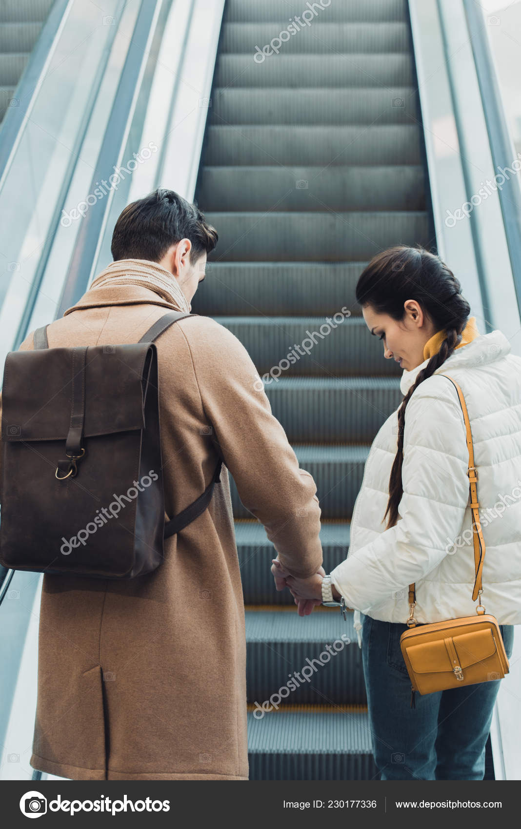 スカートなのに両足を グッと広げて さあ行くぞ