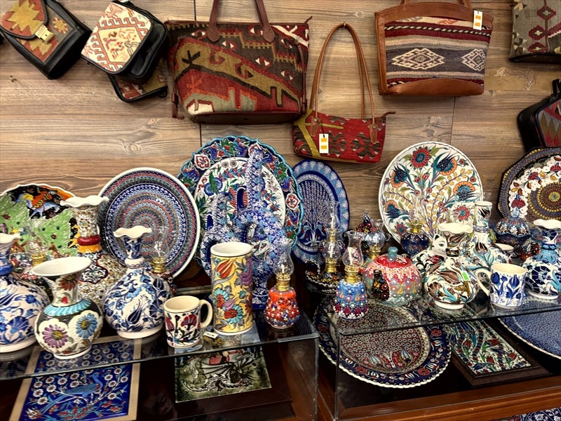 色とりどりの靴のトルコのスリッパの様々な市場グランドバザール、イスタンブールで販売のために提供されています。トルコ旅行からの本物の贈り物やお土産。の写真素材・画像素材Image 189492269