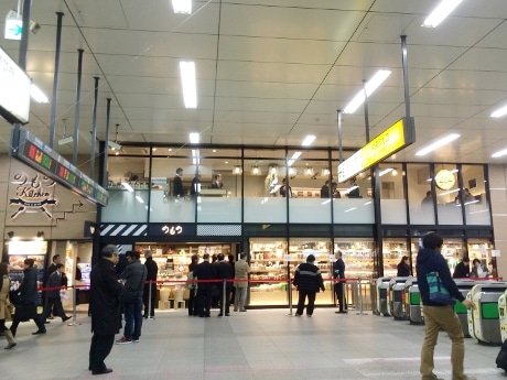 秋葉原駅中央改札の近くに巨大サイネージを備えた「Yostar OFFICIAL SHOP