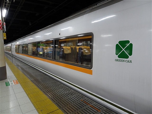 JR高崎線経由の特急「スワローあかぎ」デビュー! 185系にヘッドマーク掲出マイナビニュース