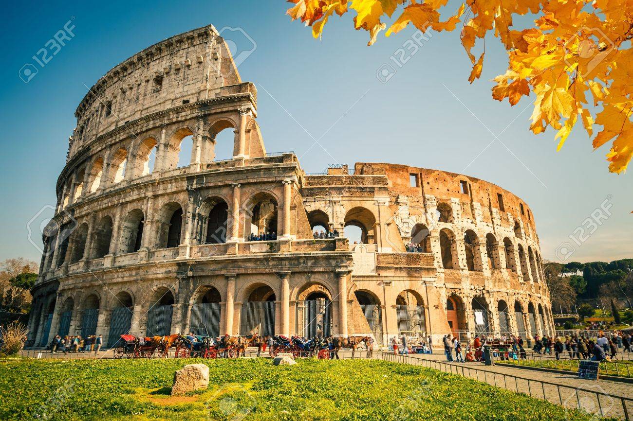 ローマで最大級の遺跡「コロッセオ」を眺めて、それから全員で記念撮影-イタリア旅行記27