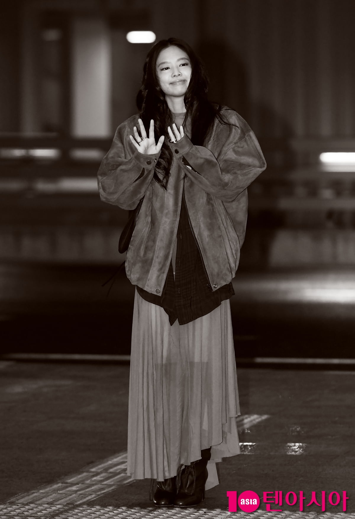 BLACKPINK ジェニー 赤チェック小物でアクセント♡上品×モードな秋の空港ファッション - JJ