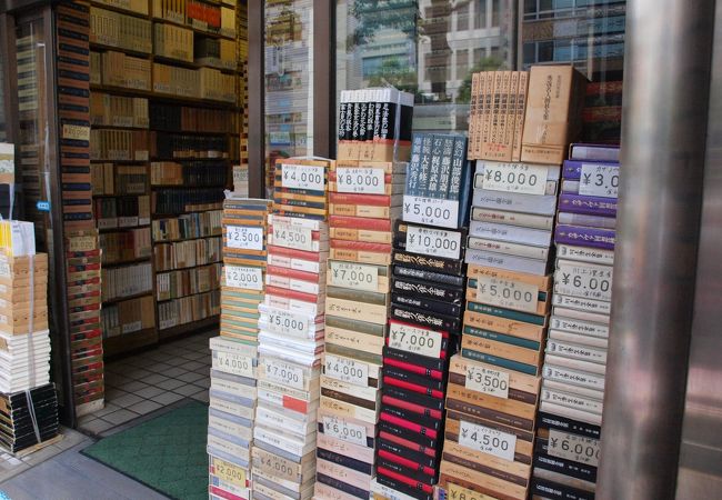 北向きに店が並ぶ古書店街TOKYO GOOD MUSEUM