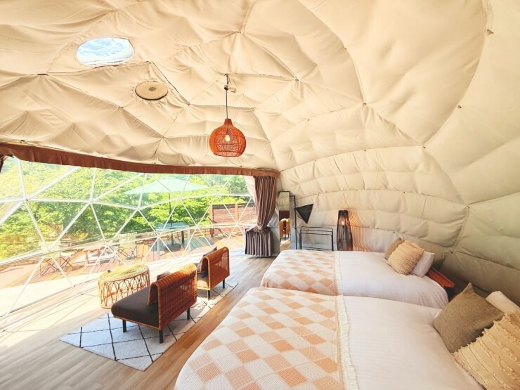 雨でも冬でも楽しめる！針葉樹に囲まれた森の中で過ごす夫婦2人の静寂のひとときTHE FOREST- リゾートグランピングドットコム