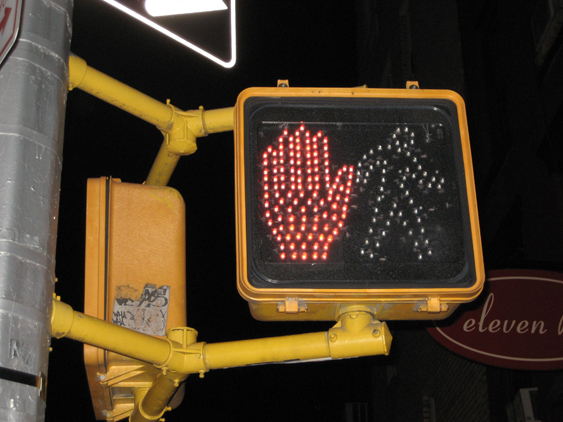 本当は緑色の信号機、なぜ日本だけ「青信号」？ 海外はすべて「グリーン」と呼ぶのにくるまのニュース