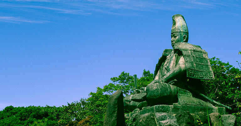 最強パワースポット⛩, 伊豆の地名の発祥地でもある伊豆山神社。 , 源頼朝と北条政子が結ばれた場所であることから、縁結びの神社としても有名です。,江戸時代には伊豆大権現と呼ばれ、徳川家康も参拝に訪れた歴史のある神社です。,長い石段をのぼり境内へ上がると、熱海市街と海を見下ろすすばらしい眺望を楽しむこともできます。,