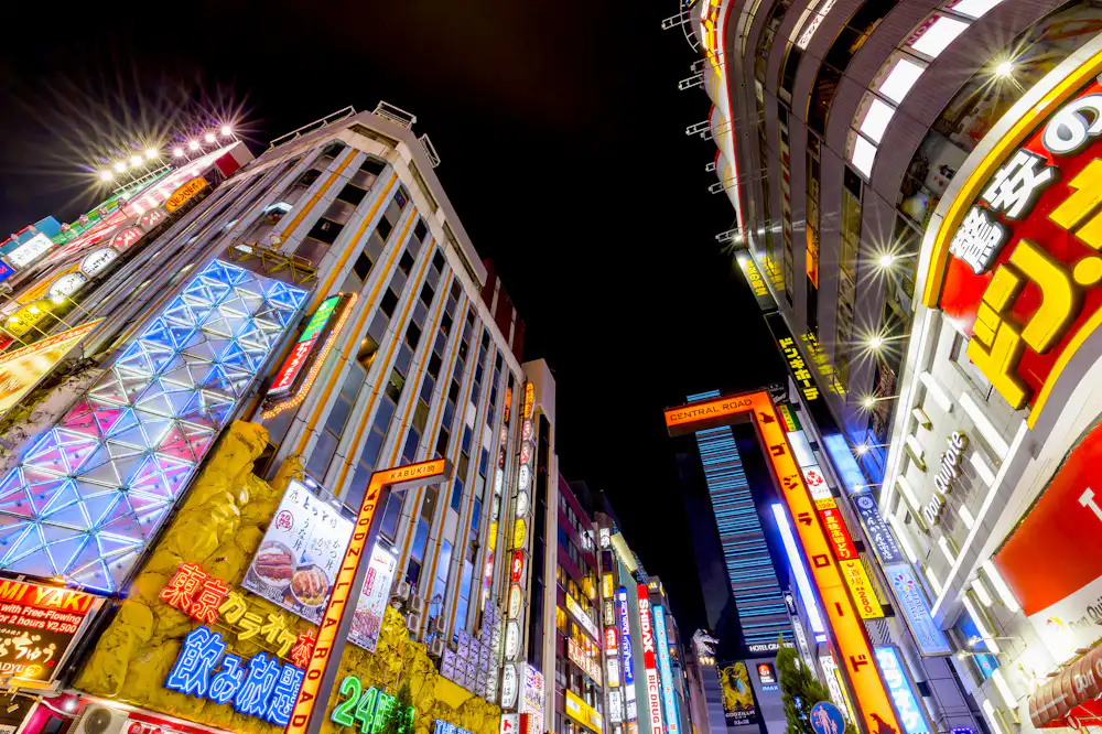 眩いネオンと賑わいの街！「歌舞伎町一番街」🌃✨Trip.com 東京