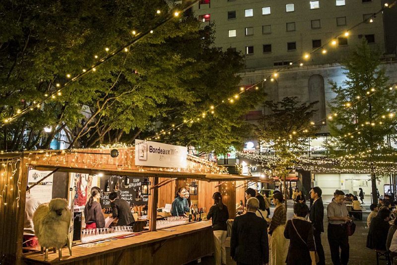 新宿住友ビル・三角広場“散策を楽しむ”イルミネーション、クリスマスツリーを中心に光×音の幻想的空間 - ファッションプレス