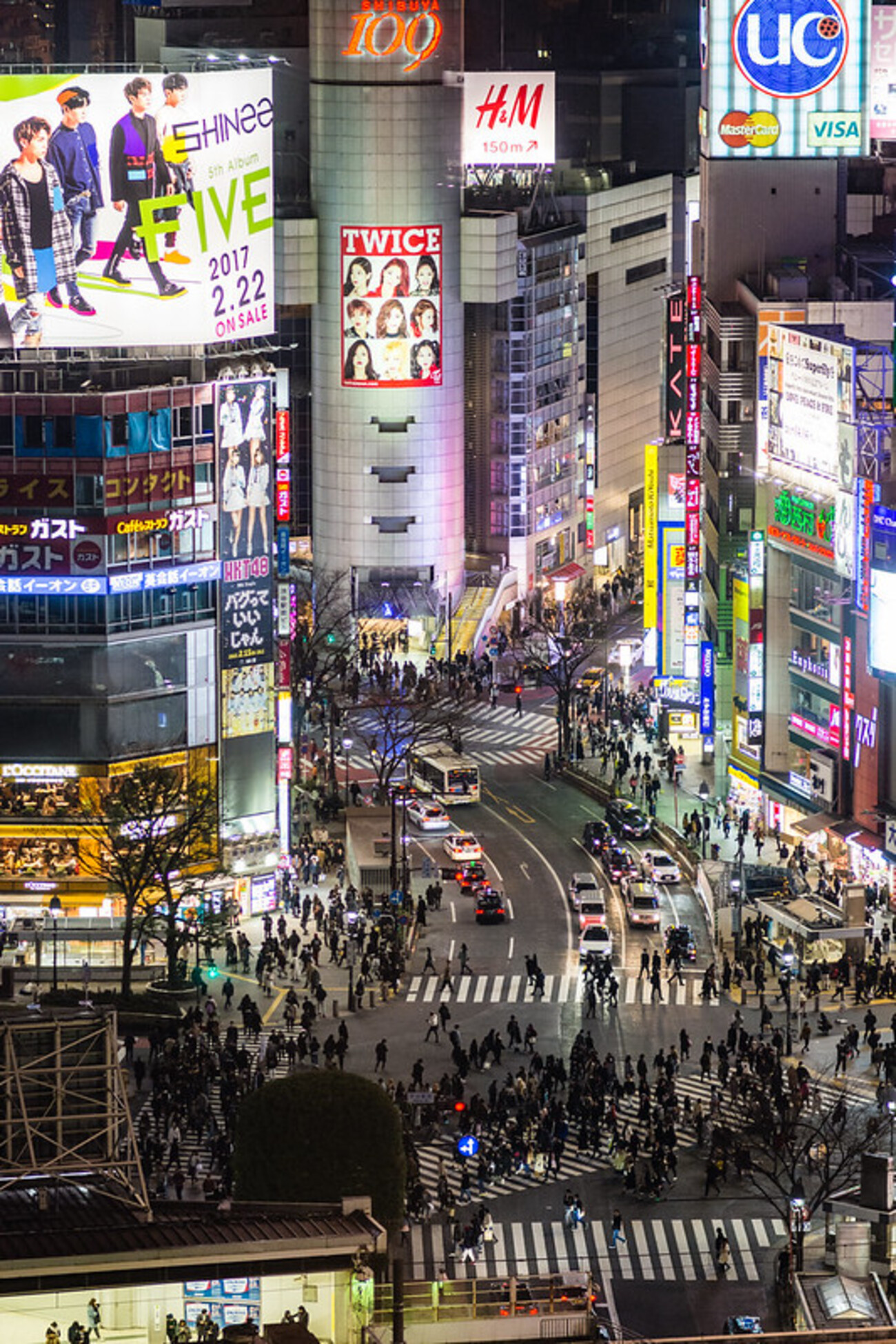 渋谷ヒカリエ、 スカイロビーからの眺め。 ご覧の通り、11階の無料の 展望フロアなので、それほど 見渡せるものでもない。