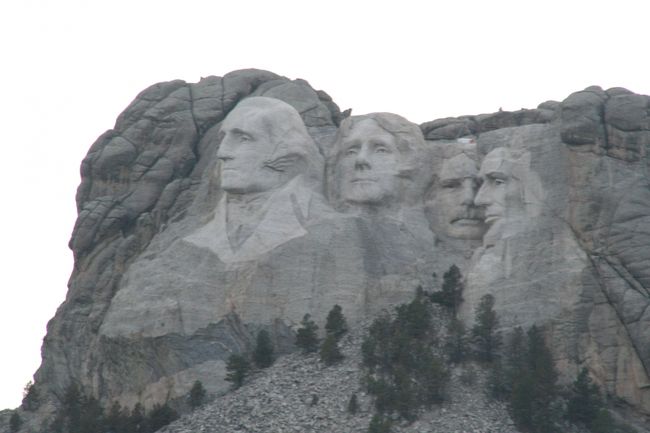 マウントラッシュモアの見どころ・行き方・近隣の観光地山に作られたアメリカ大統領の彫像つきらいふ in the USA