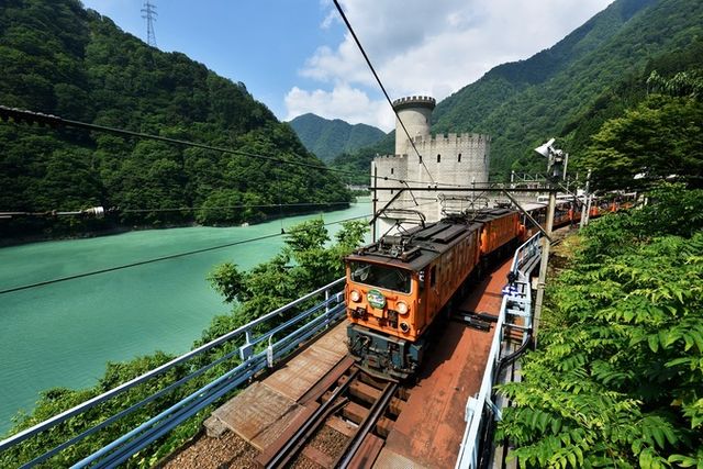 秋の黒部峡谷鉄道・トロッコ電車と紅葉に霧 10816001203 の写真・イラスト素材アマナイメージズ