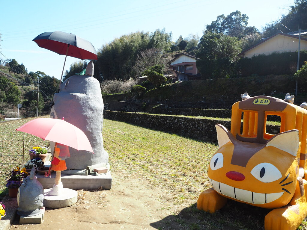 ととろのバス停 猫バスと観光客を待つ地名が発祥のトトロの聖地│Harada Office Weblog