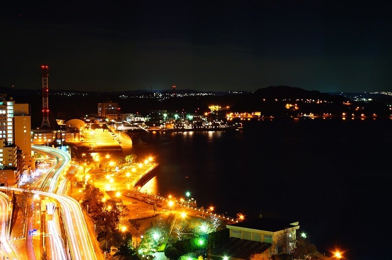 無人島・猿島から、対岸に見える横須賀の夜景 - 横須賀経済新聞