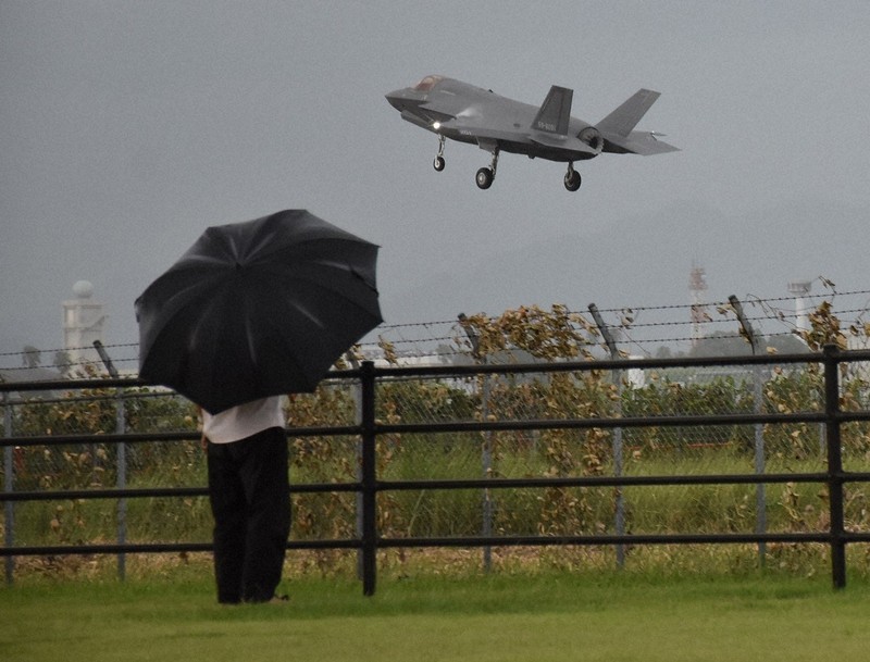 動画 航空自衛隊の最新鋭ステルス戦闘機「Ｆ３５Ｂ」が到着、垂直着陸も 宮崎県新富町の新田原基地：地域ニュース :