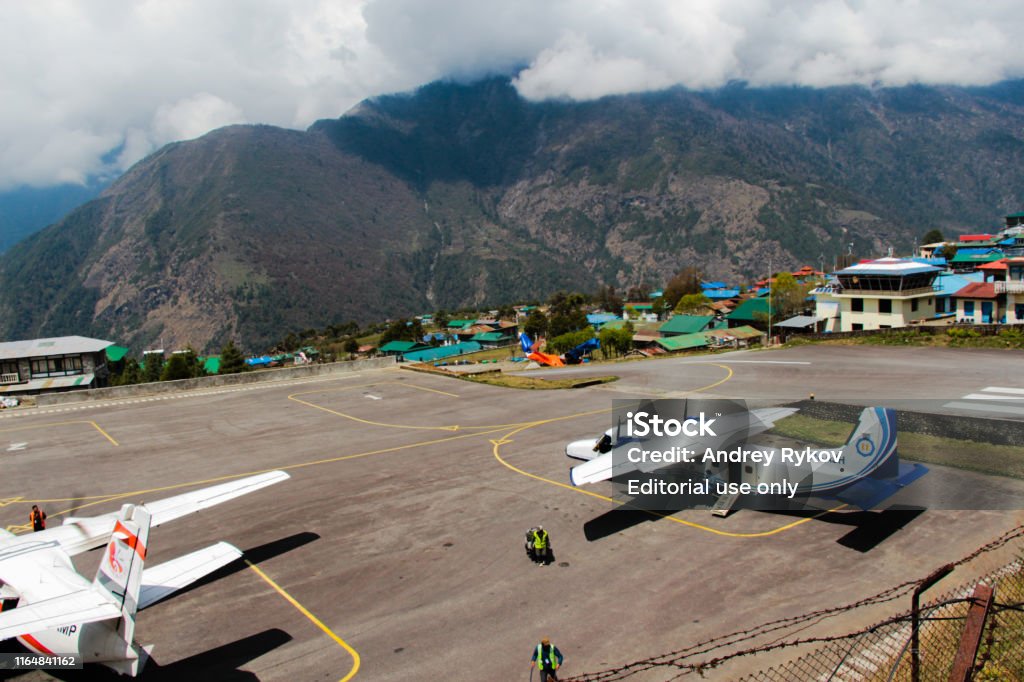 ネパールルクラのテンジンヒラリー空港の眺め - アジア大陸のストックフォトや画像を多数ご用意 -