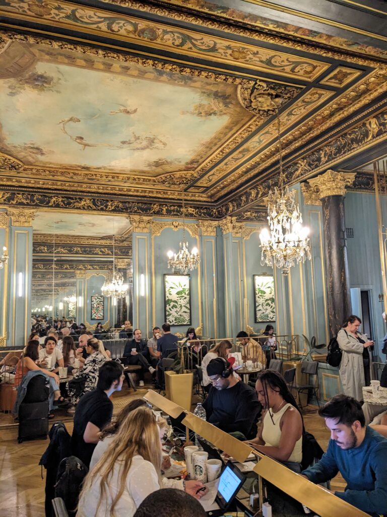 パリのオペラ座にあるスターバックスが豪華すぎてまるで宮殿のよう♡