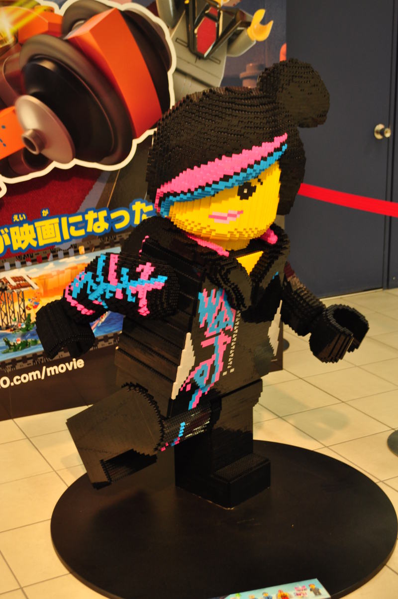 11年、東京タワーのマスコット・ノッポン兄弟と記念撮影するつば九郎 - スポニチ