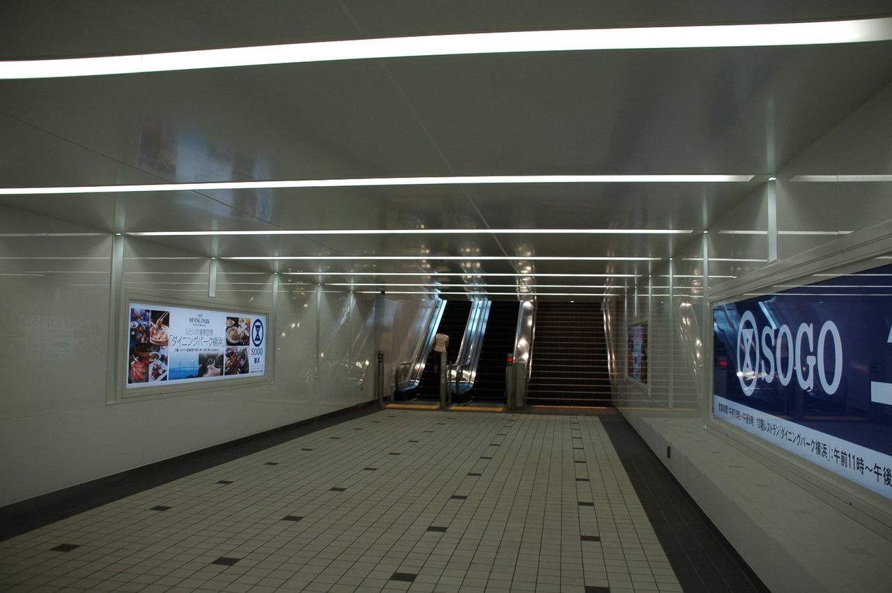 横浜駅東口から歩く - まい、ガーデン