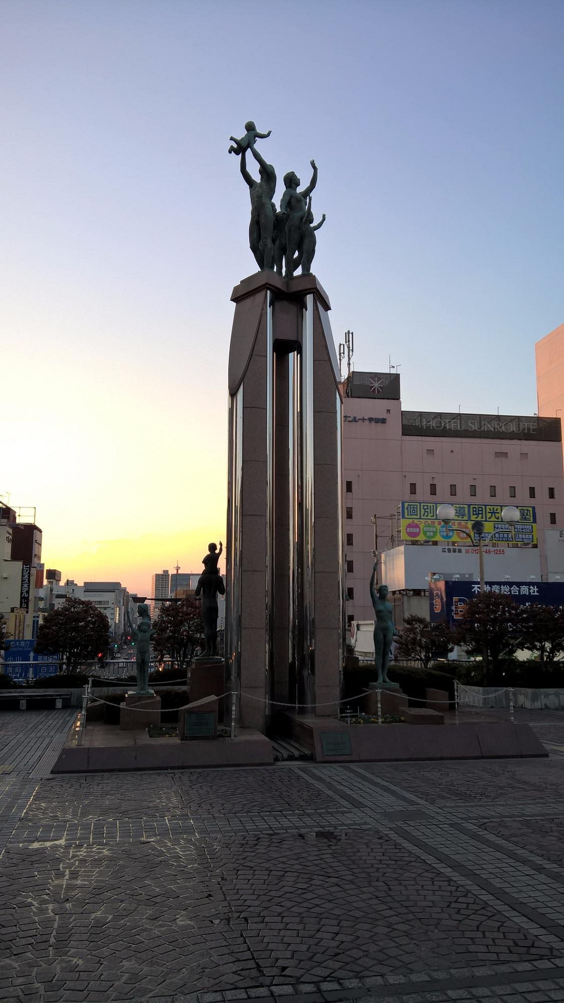 餃子の像で撮ってもらった🥟✨うじとうえだGGチャンネル栃木宇都宮旅行サカモト