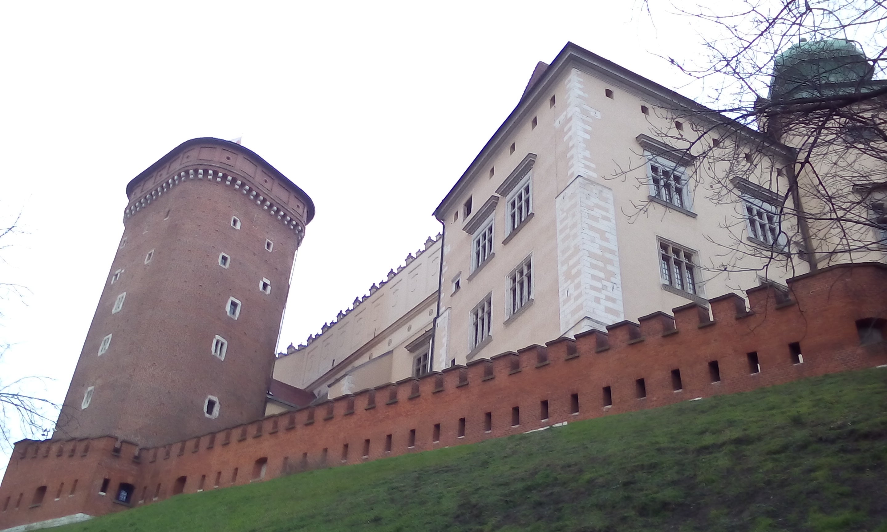 姫路城とポーランドのバベル城、戦禍免れた２城が「姉妹」に 「命のビザ」縁で親日家多く : 読売新聞