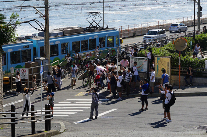 スラムダンクの聖地」の迷惑行為は解消するか 警備員を平日にも常駐へ 鎌倉市、江ノ電の踏切：東京新聞デジタル
