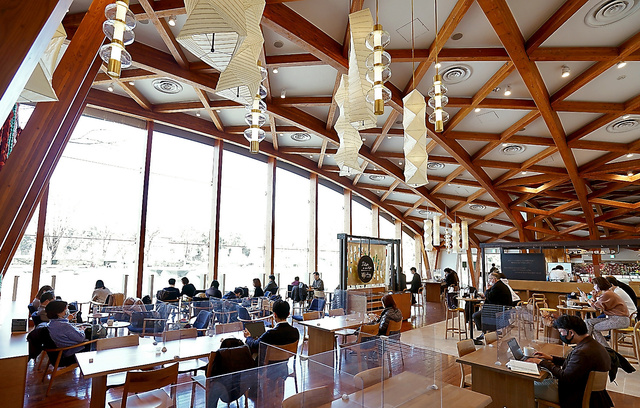 皇居外苑和田倉噴水公園店で、店舗限定の和三蜜 アーモンドミルク フラペチーノ飲みました！美味しかったです！めっちゃ綺麗でした