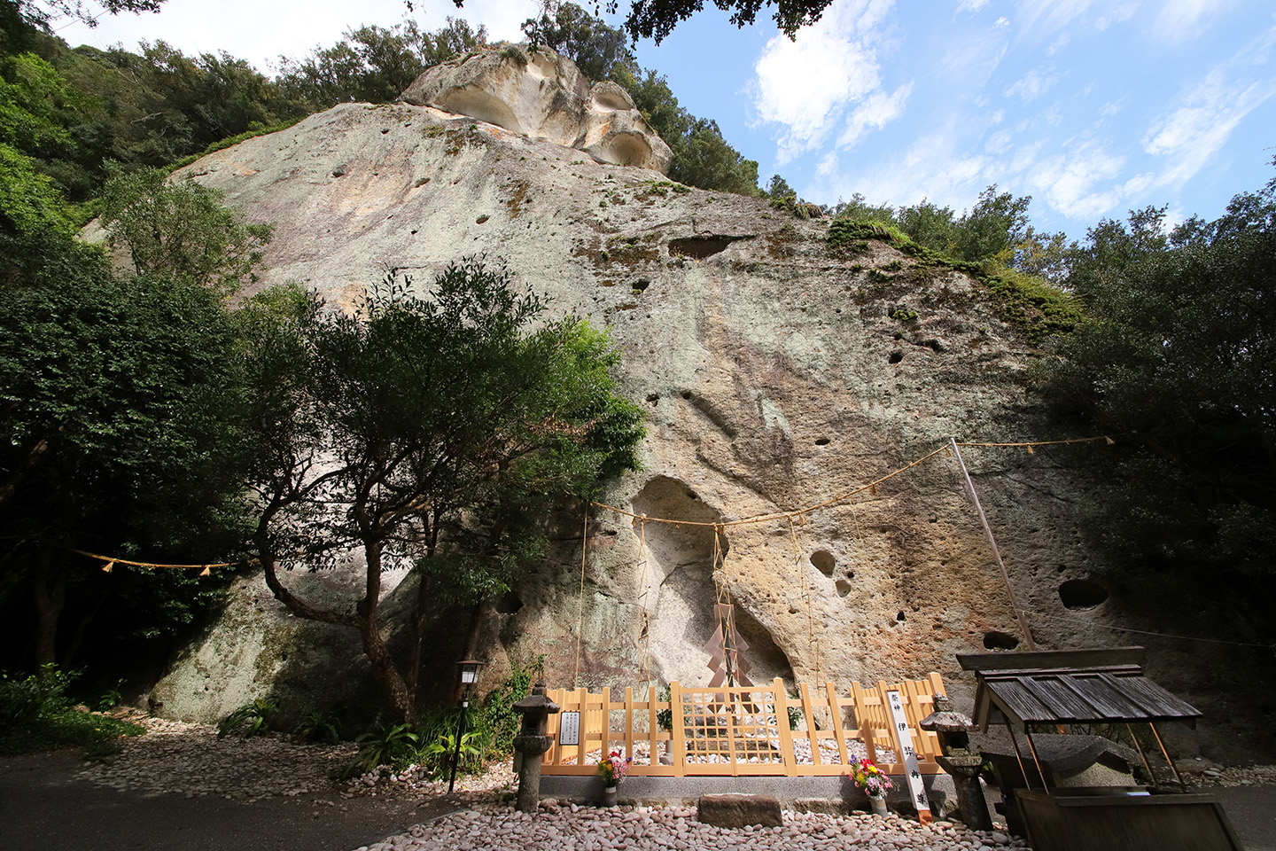花窟神社参拝ワインレッドの独り言