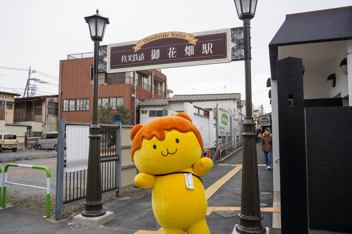 水曜日: 秩父観光情報 御花畑駅は、レトロな駅舎がどこか懐かしい、秩父の旅の玄関口です。春には一面を彩る芝桜、そして駅周辺には昔ながらの趣あるお店が並びます。温かいお蕎麦に舌鼓を打ち、お団子を頬張りながら散策すれば、きっと心が満たされていくはず。,We’d. Chichibu