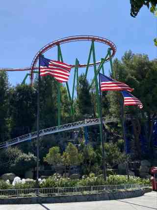 シックスフラッグス マジックマウンテンのチケット、料金、乗り物など