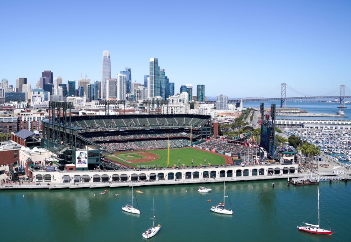 サンフランシスコ・ジャイアンツの本拠地、オラクルパークに行ってきました🇺🇸  残念ながらまだ2025年のMLBが開幕していないため、ボールパークツアーへの参加です！✨  このツアーは、普段選手やVIPしか入れないような場所もまるっと一周案内してもらえます。 一人あたり5,295円。日本から予約していきました！,