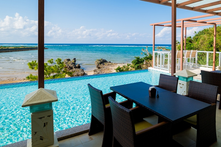 店内から見える爽快な景色！沖縄の絶景カフェまとめ沖縄の観光情報はFeel Okinawa