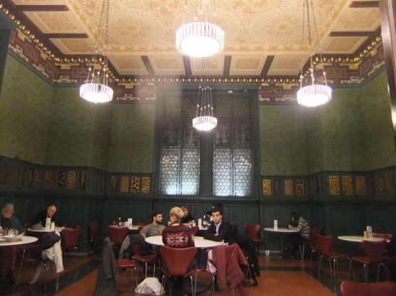 美し過ぎるミュージアムカフェ@ヴィクトリア&アルバート博物館。3つの空間に分かれていて、その内ひとつは、ウィリアム・モリス設計のモリスルーム pic2枚目 。ケーキだけでなくデリやホットミールも充実。セルフ式なので、お値段も手頃で嬉しい^ ^博物館は入場無料