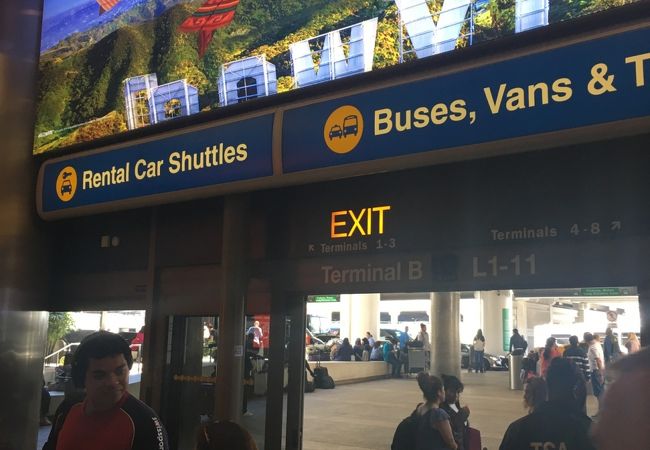 ロサンゼルス国際空港 LAX でレンタカーを借りる方法！ジャキ旅USA