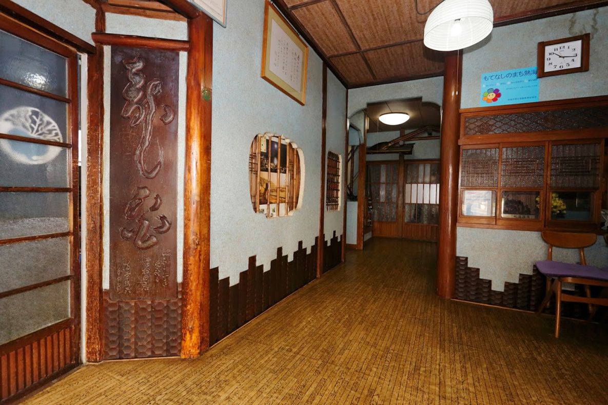 昭和の風情を残す温泉街、熱海。レトロな街並に映えるスナックなどを巡る。 - びゅうたび