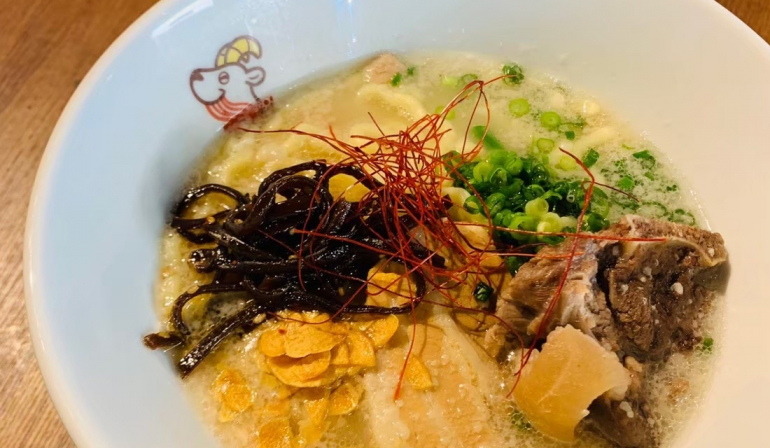 与那覇前浜ビーチ🏝東洋一の美しさを誇ると言われる与那覇前浜 よなはまえはま ビーチ。鮮やかな青のグラデーションの海と真っ白な砂浜は、ここでしか味わえない贅沢な景色です。