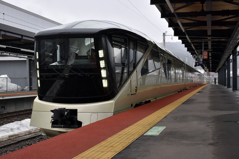 TRAIN SUITE SHIKI-SHIMA