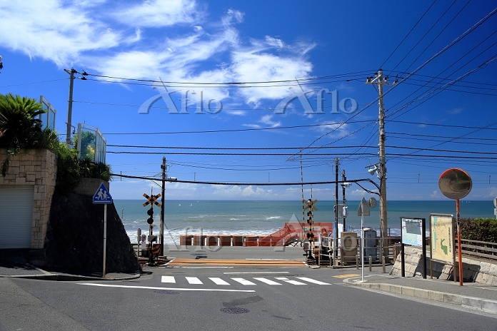 湘南 鎌倉高校前駅踏切を通過する江ノ電。 江ノ電乗り鉄撮り鉄⑪ 。 by